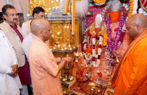 सीएम योगी ने सहारनपुर में की विकास कार्यों की समीक्षा, मां शाकुंभरी देवी मंदिर में मंत्रोच्चार के साथ की पूजा-अर्चना