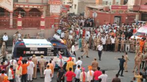 पहले मानवता, फिर परंपरा: एंबुलेंस के लिए सीएम योगी ने रुकवाई विजयादशमी शोभायात्रा